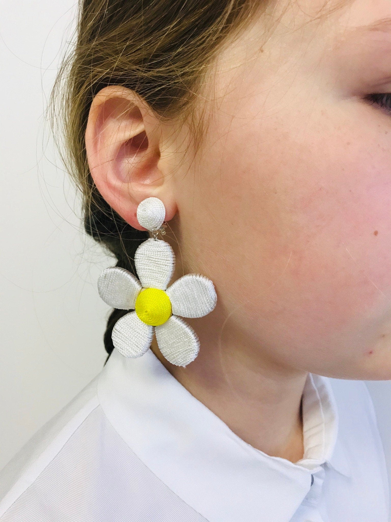 Cottagecore wedding clip earrings for bride bridesmaid, hot pink handmade Rebecca style big Daisy earrings, silk wrapped Flower earrings