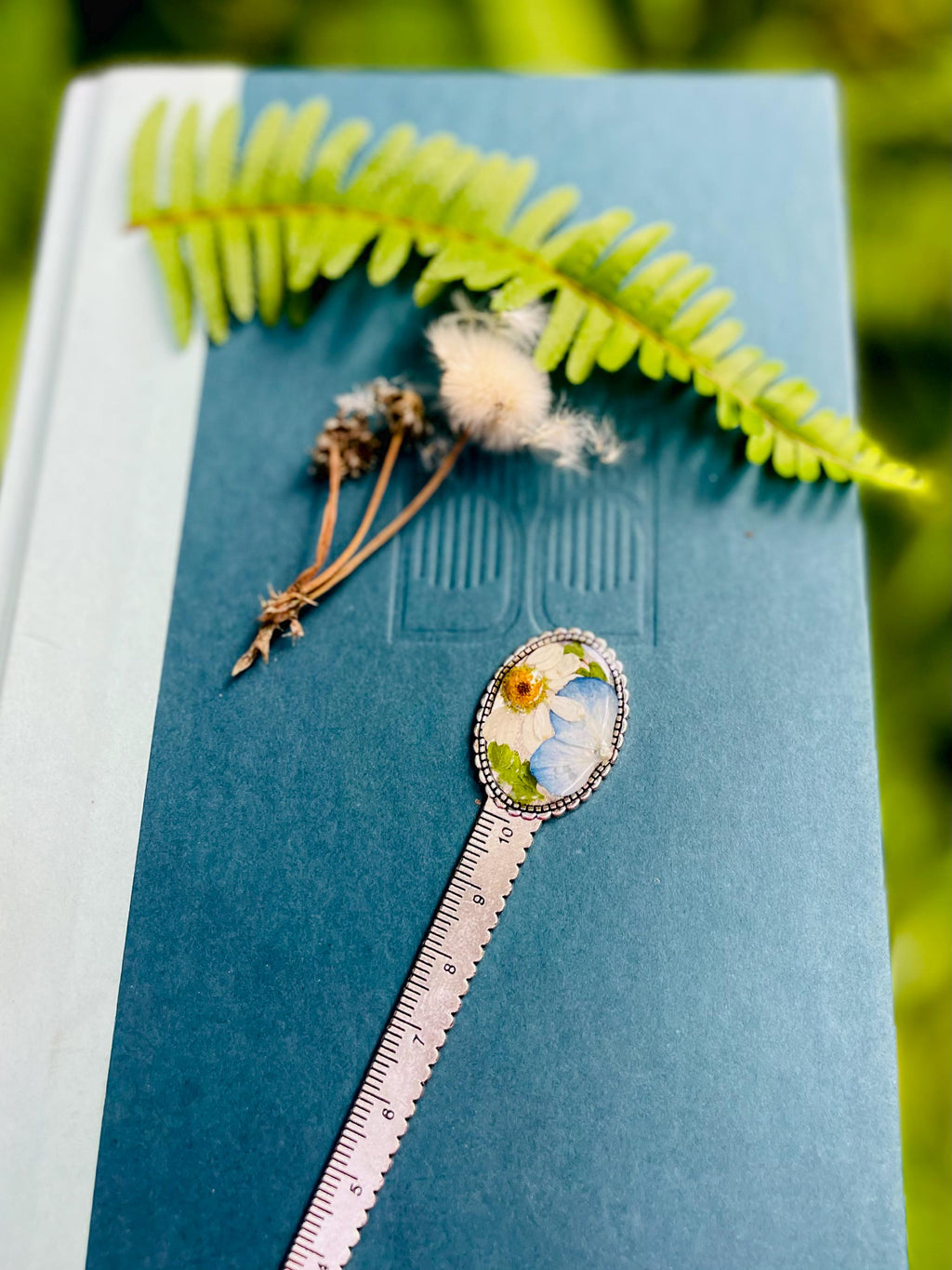Pressed Flower Bookmark for Women Blue Hydrangea and Daisy Metal Ruler Bookmark Birth Flower bookmark Birthday Gift for Mom Cute Bookmark