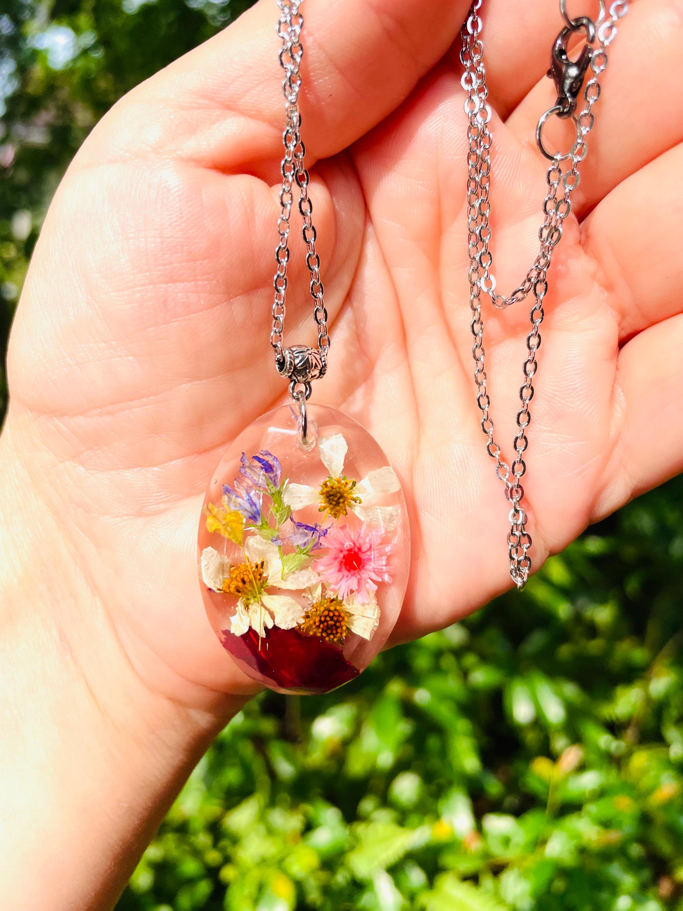 Personalized Birth Flower Necklace for Mom or Grandma: Handcrafted Resin Jewelry with Kids Birthflower