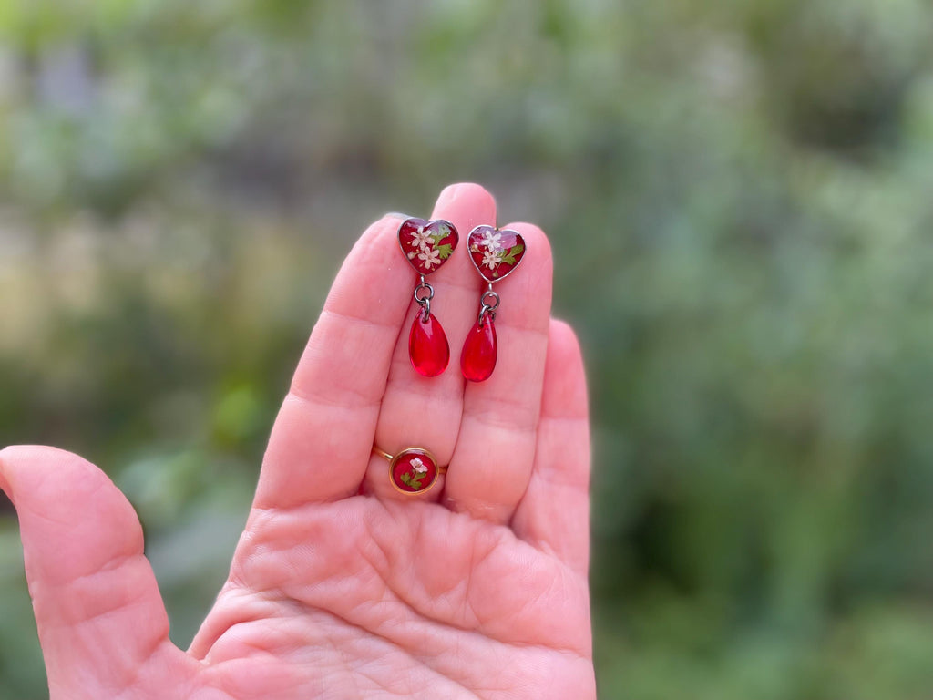 Queen Anne's Lace Flower Ring: Red Resin Gold Stainless Steel January Birth Flower