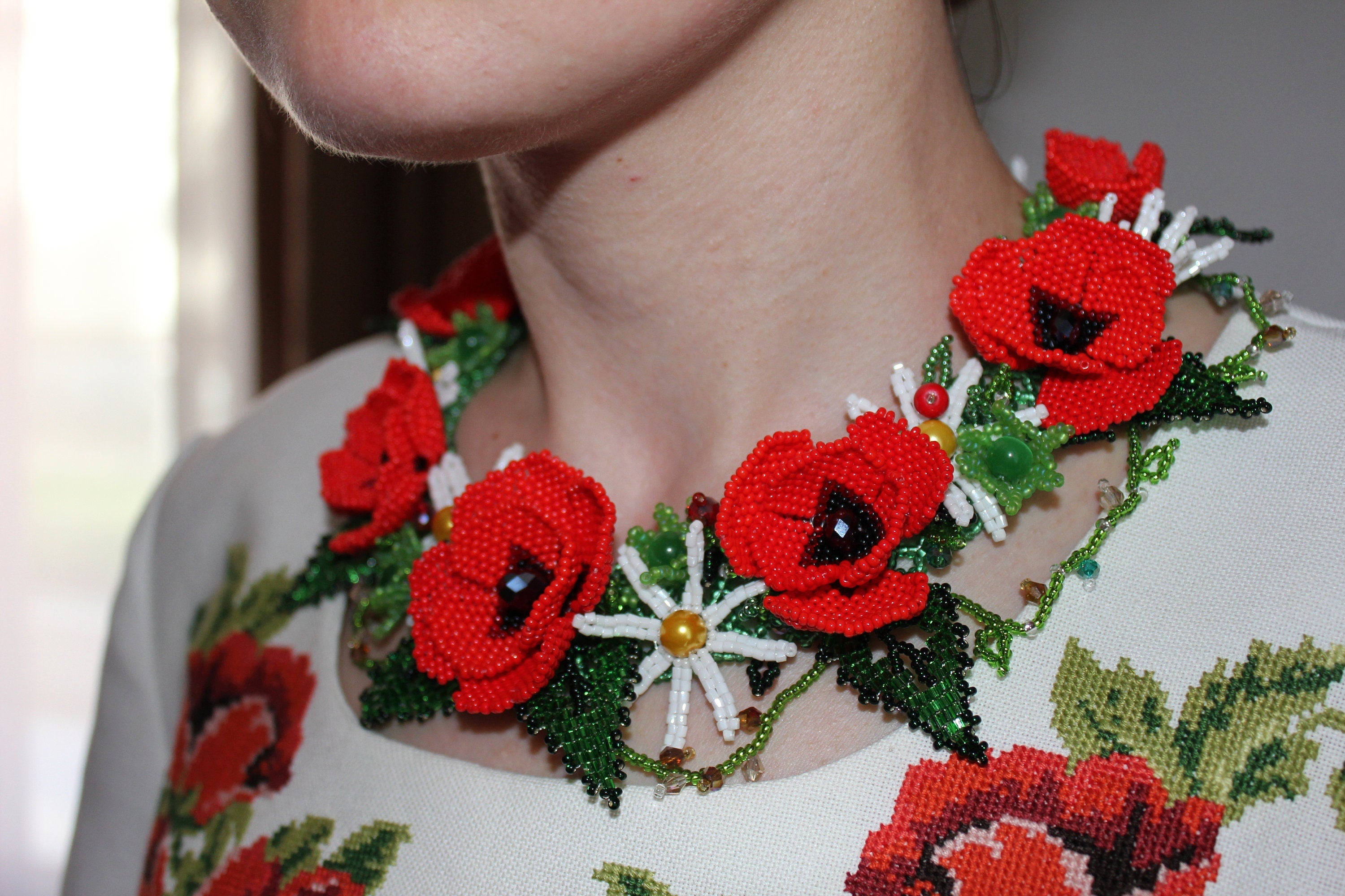 Red poppy and daisy necklace~floral choker collar~unique gifts for women~seed bead statement jewelry~bride floral headpiece~anniversary gift