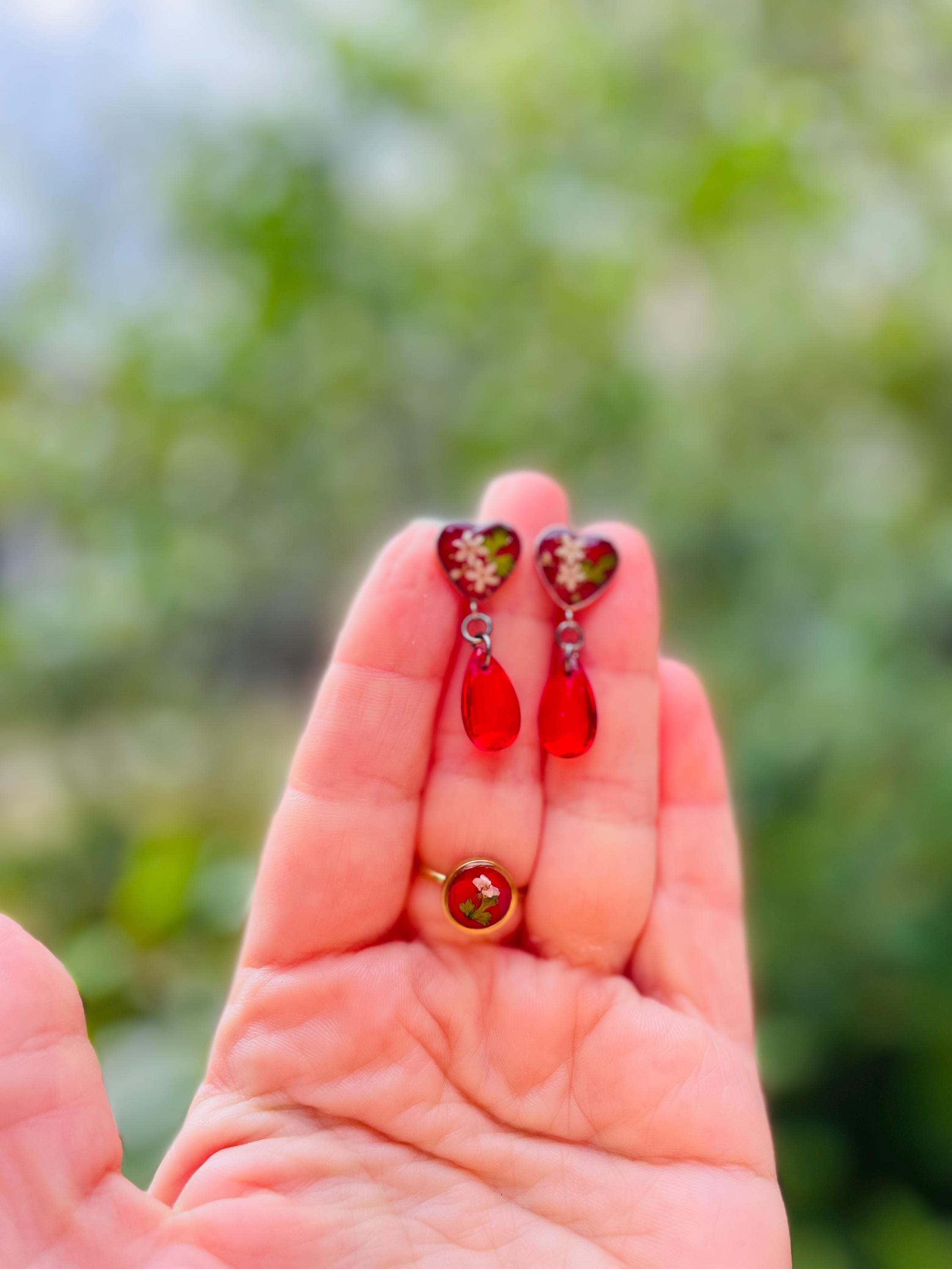 Queen Anne's Lace Flower Ring: Red Resin Gold Stainless Steel January Birth Flower