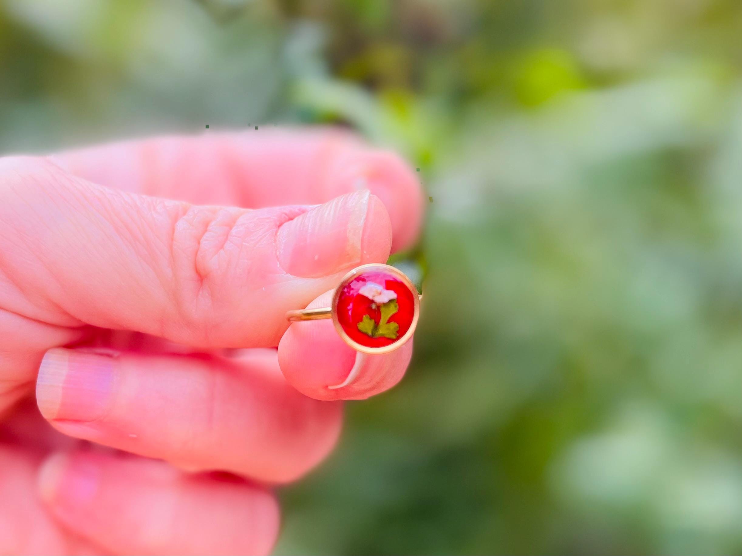 Queen Anne's Lace Flower Ring: Red Resin Gold Stainless Steel January Birth Flower