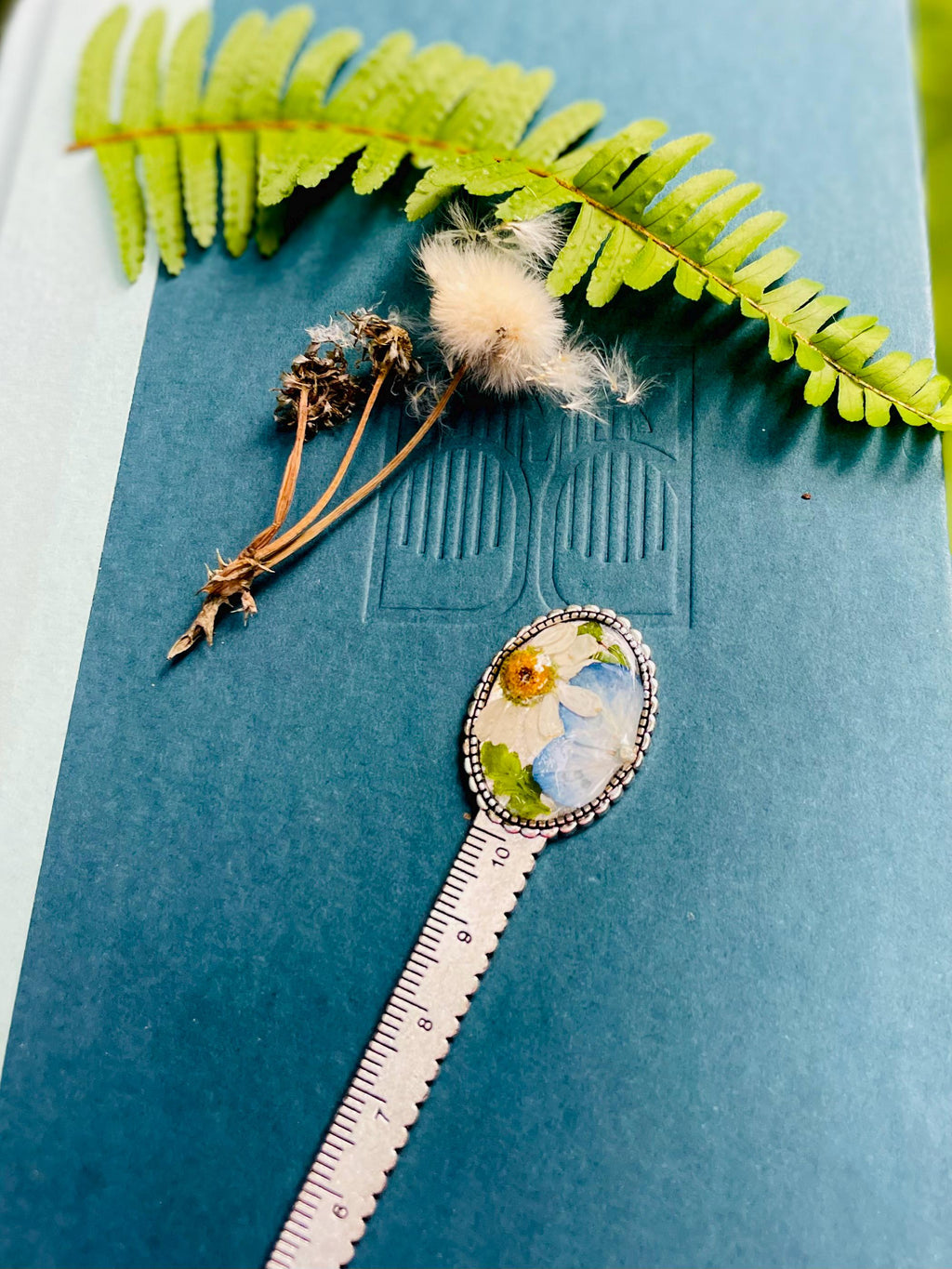 Pressed Flower Bookmark for Women Blue Hydrangea and Daisy Metal Ruler Bookmark Birth Flower bookmark Birthday Gift for Mom Cute Bookmark