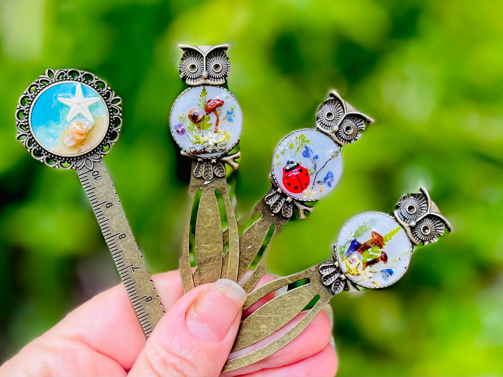 Pressed Flower Bookmark for Women Blue Hydrangea and Daisy Metal Ruler Bookmark Birth Flower bookmark Birthday Gift for Mom Cute Bookmark