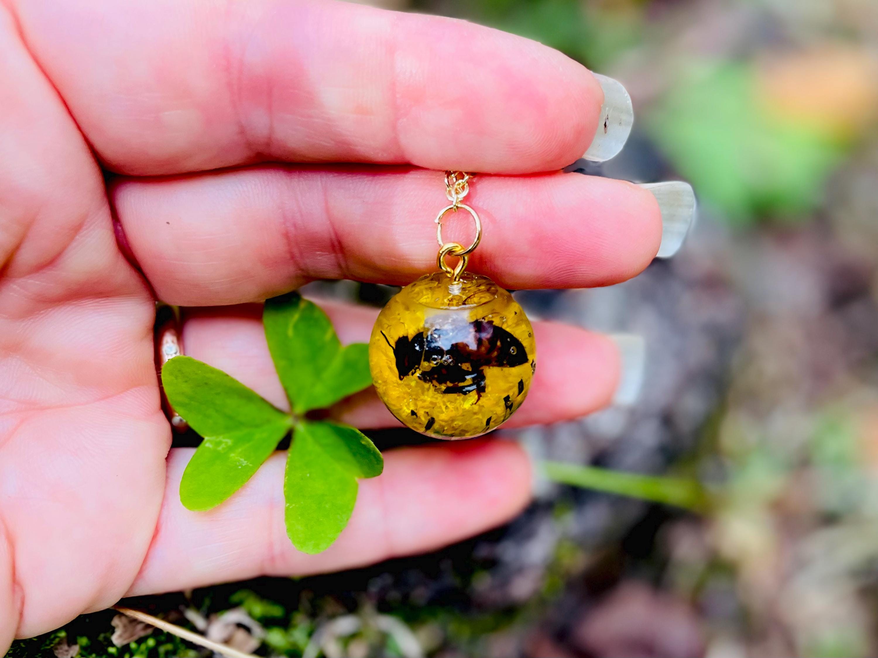 Real Bee Pendant Necklace - Gold/Silver Dandelion Flower Jewelry Gift for Her Resin