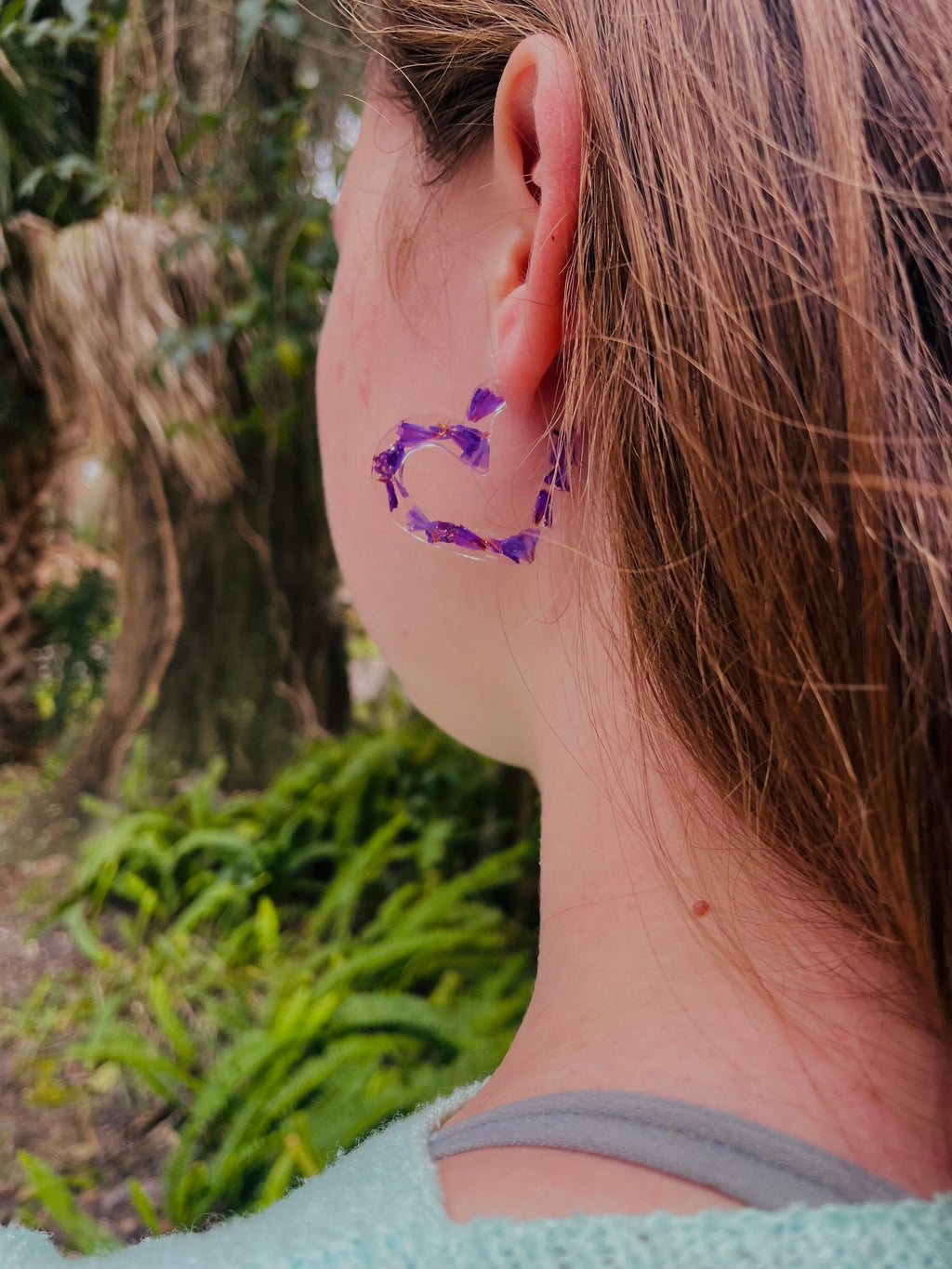 Purple pressed flower heart shape huggie hoop earrings mothers day gift for her birth flower resin heart hoop earrings for bridesmaid gift