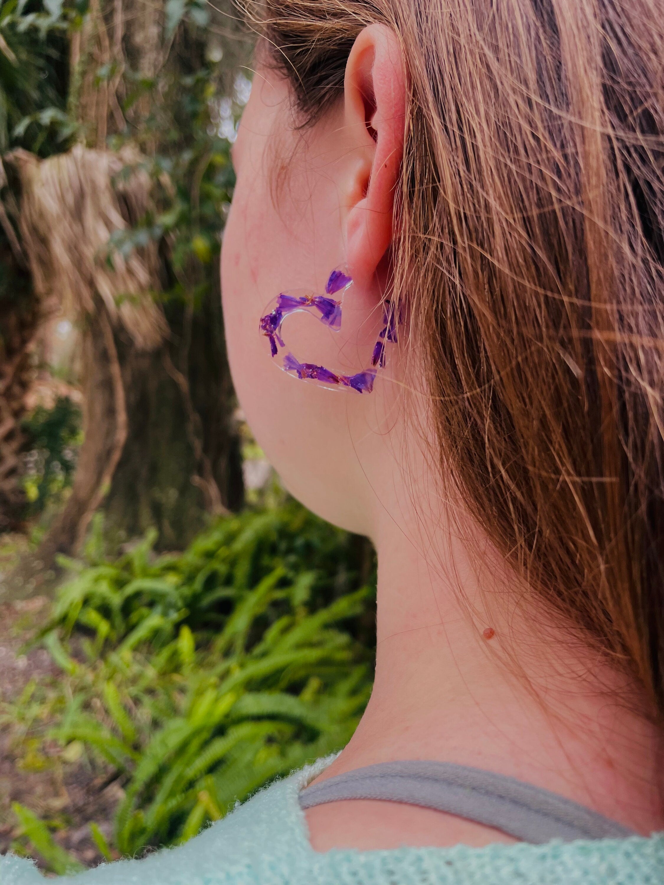Purple pressed flower heart shape huggie hoop earrings mothers day gift for her birth flower resin heart hoop earrings for bridesmaid gift
