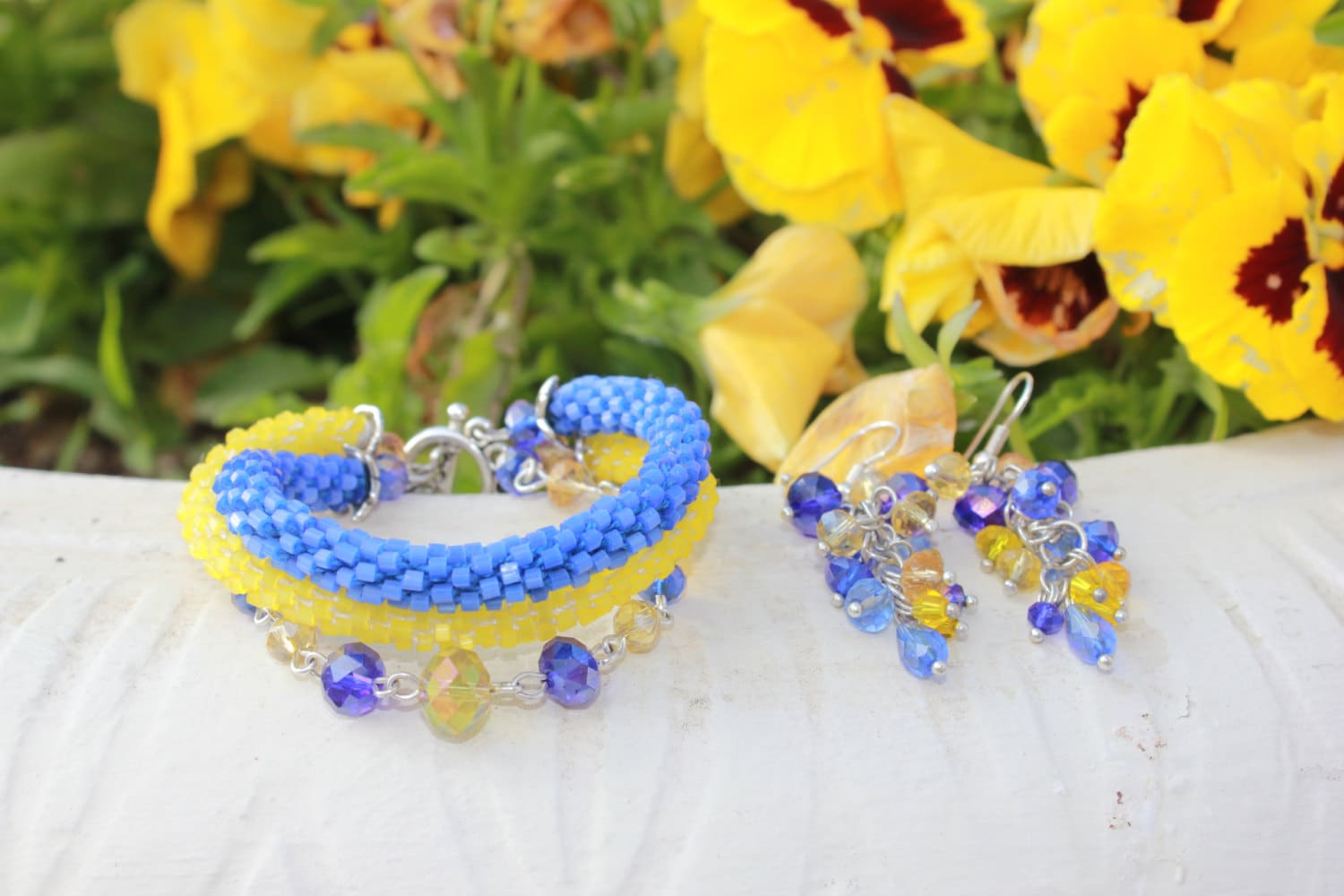 Blue and yellow bracelet and earrings set, Seed Bead jewelry for girlfriend, bridesmaid gift set, Ukrainian flag jewelry, present for sister