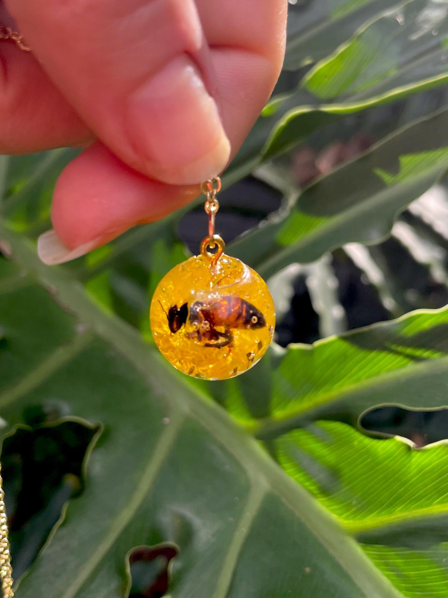 Real Bee Pendant Necklace - Gold/Silver Dandelion Flower Jewelry Gift for Her Resin