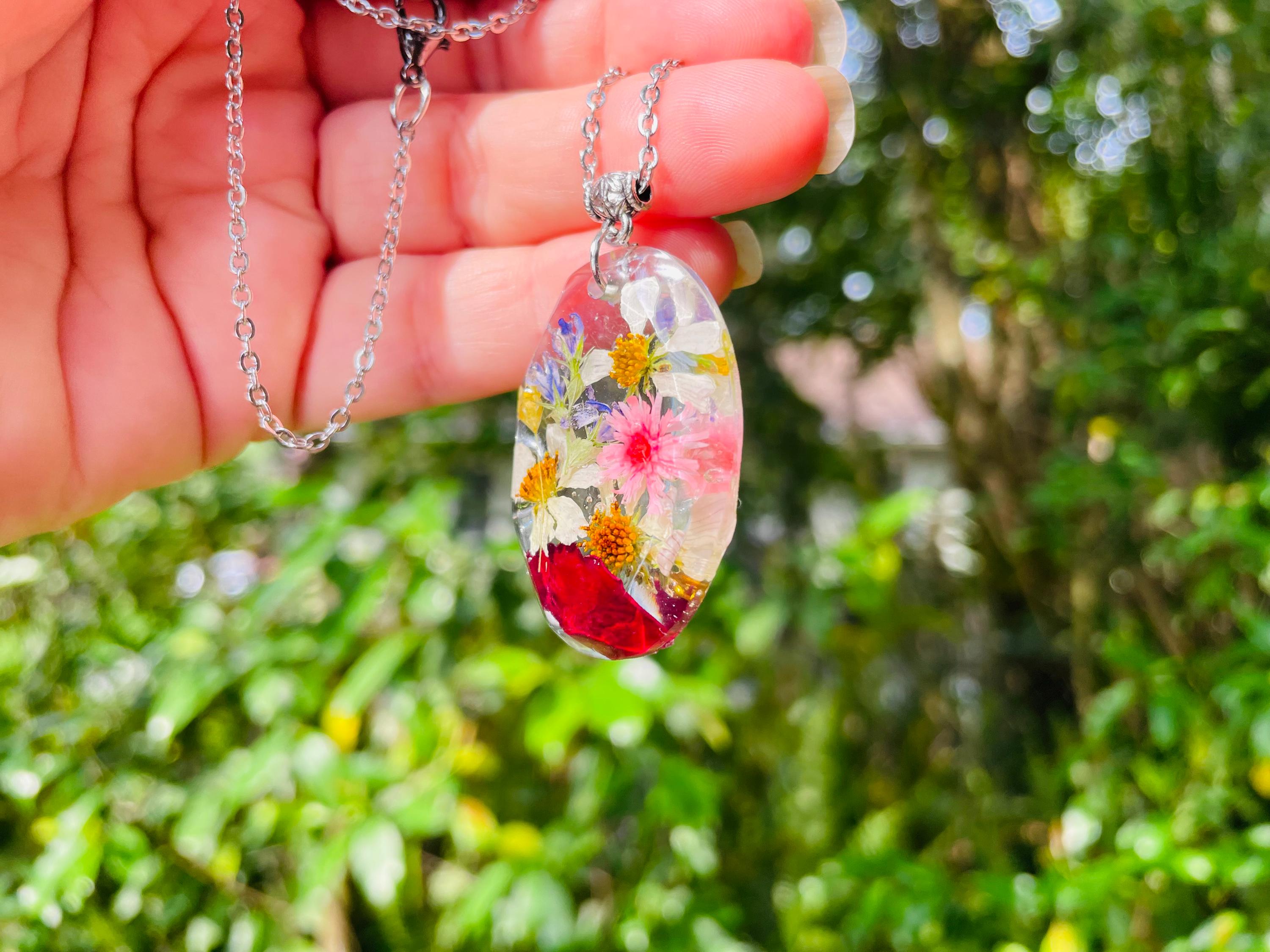 Personalized Birth Flower Necklace for Mom or Grandma: Handcrafted Resin Jewelry with Kids Birthflower