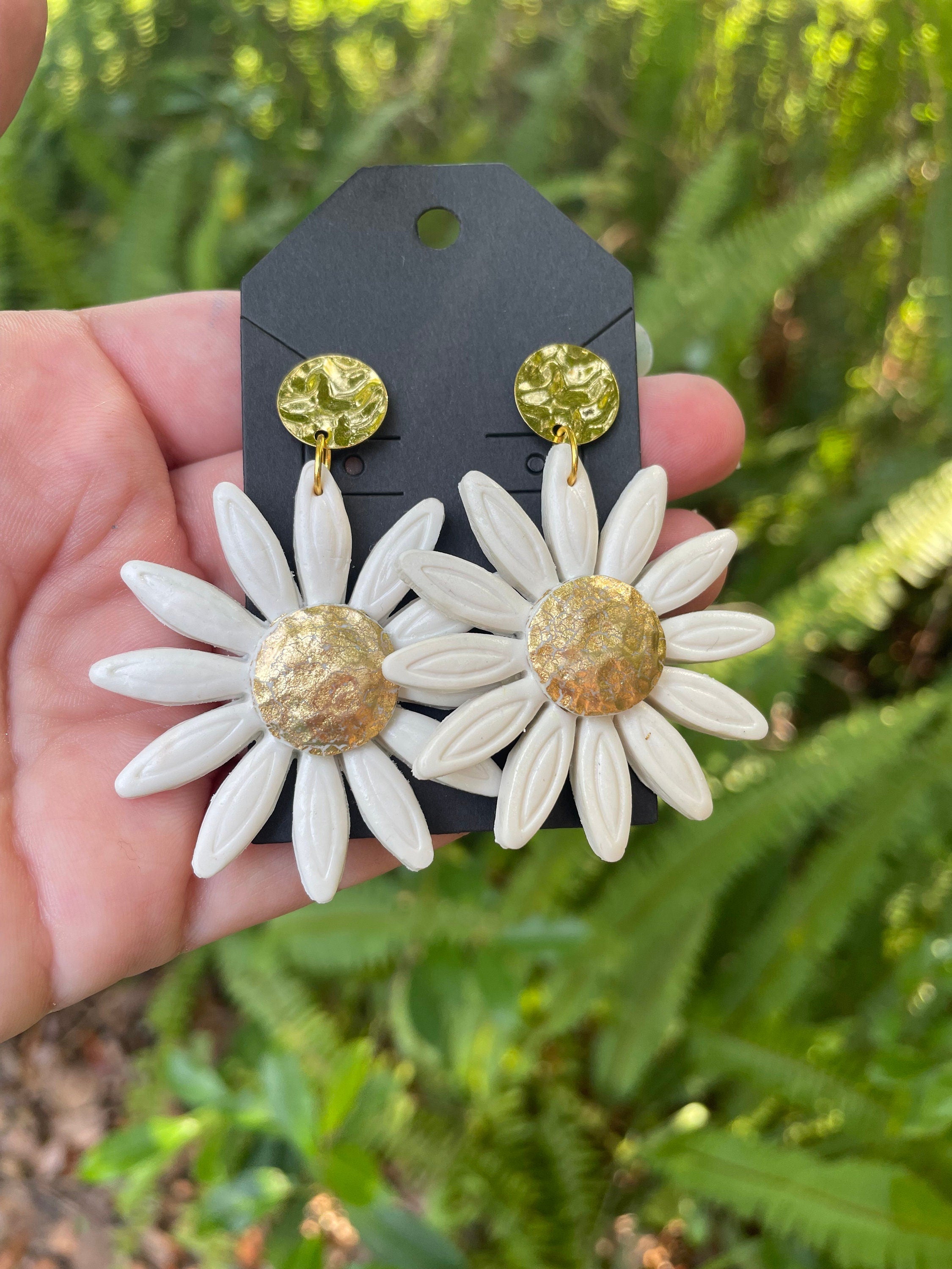 Polymer clay daisy earrings, bridesmaid jewelry, white flower earrings for bride, double daisy earrings