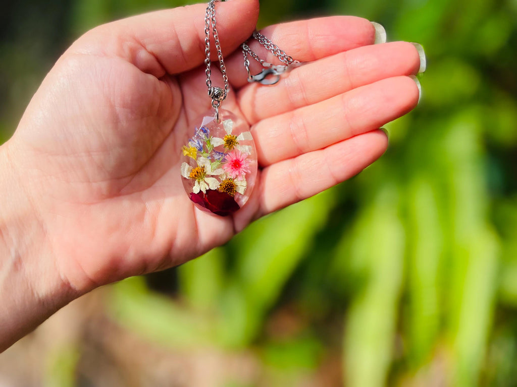 Personalized Birth Flower Necklace for Mom or Grandma: Handcrafted Resin Jewelry with Kids Birthflower
