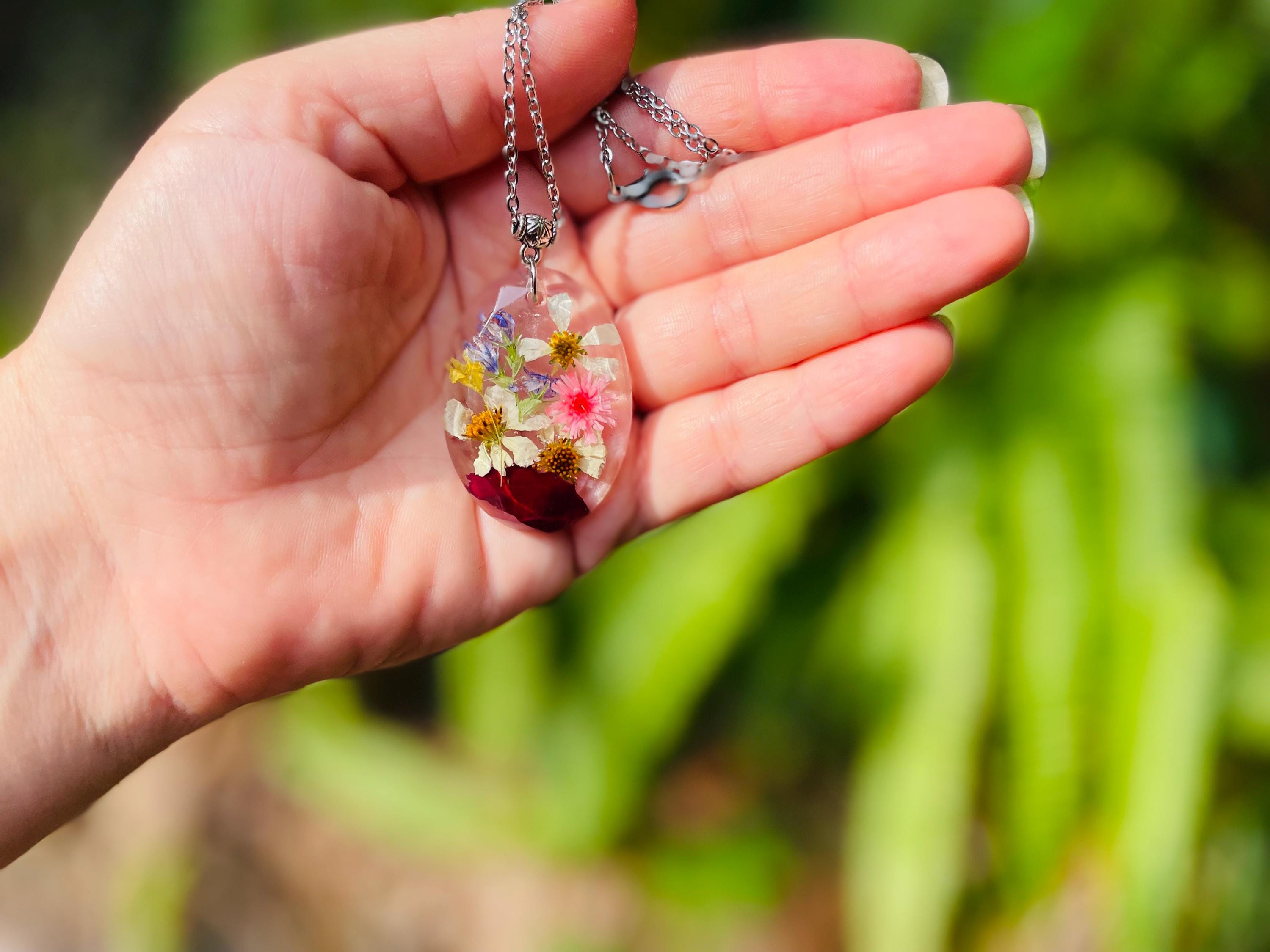 Personalized Birth Flower Necklace for Mom or Grandma: Handcrafted Resin Jewelry with Kids Birthflower
