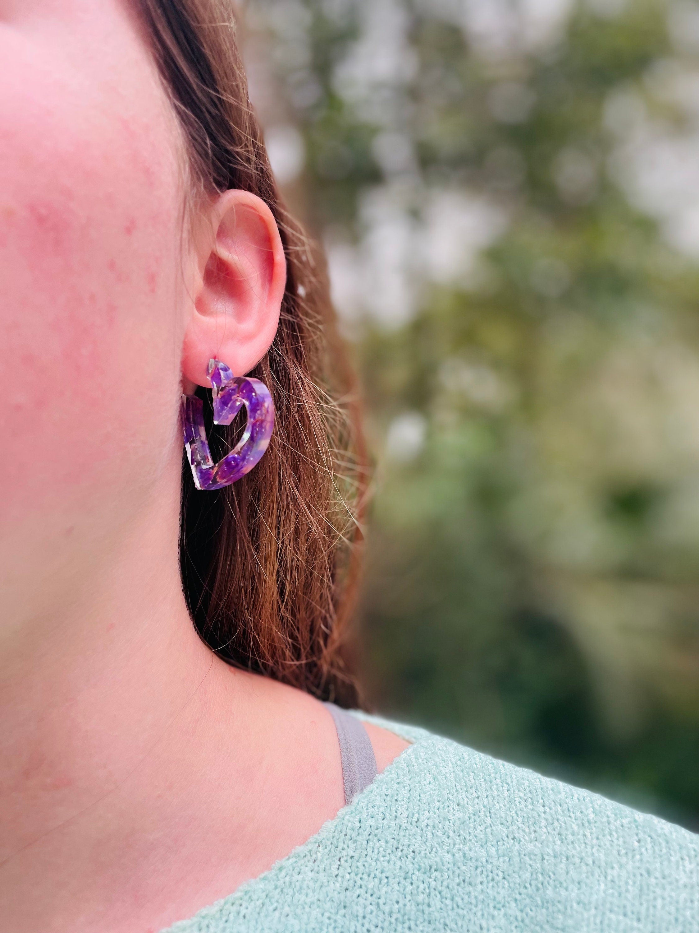 Purple pressed flower heart shape huggie hoop earrings mothers day gift for her birth flower resin heart hoop earrings for bridesmaid gift