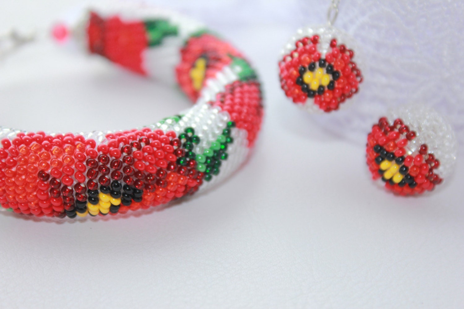 Mothers day gift red poppies bracelet, red flower bracelet mom, floral bracelet beaded for bridesmaid, jewelry for bride, wife birthday gift