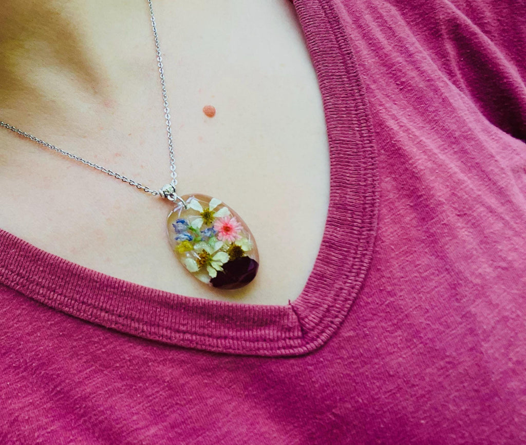Personalized Birth Flower Necklace for Mom or Grandma: Handcrafted Resin Jewelry with Kids Birthflower