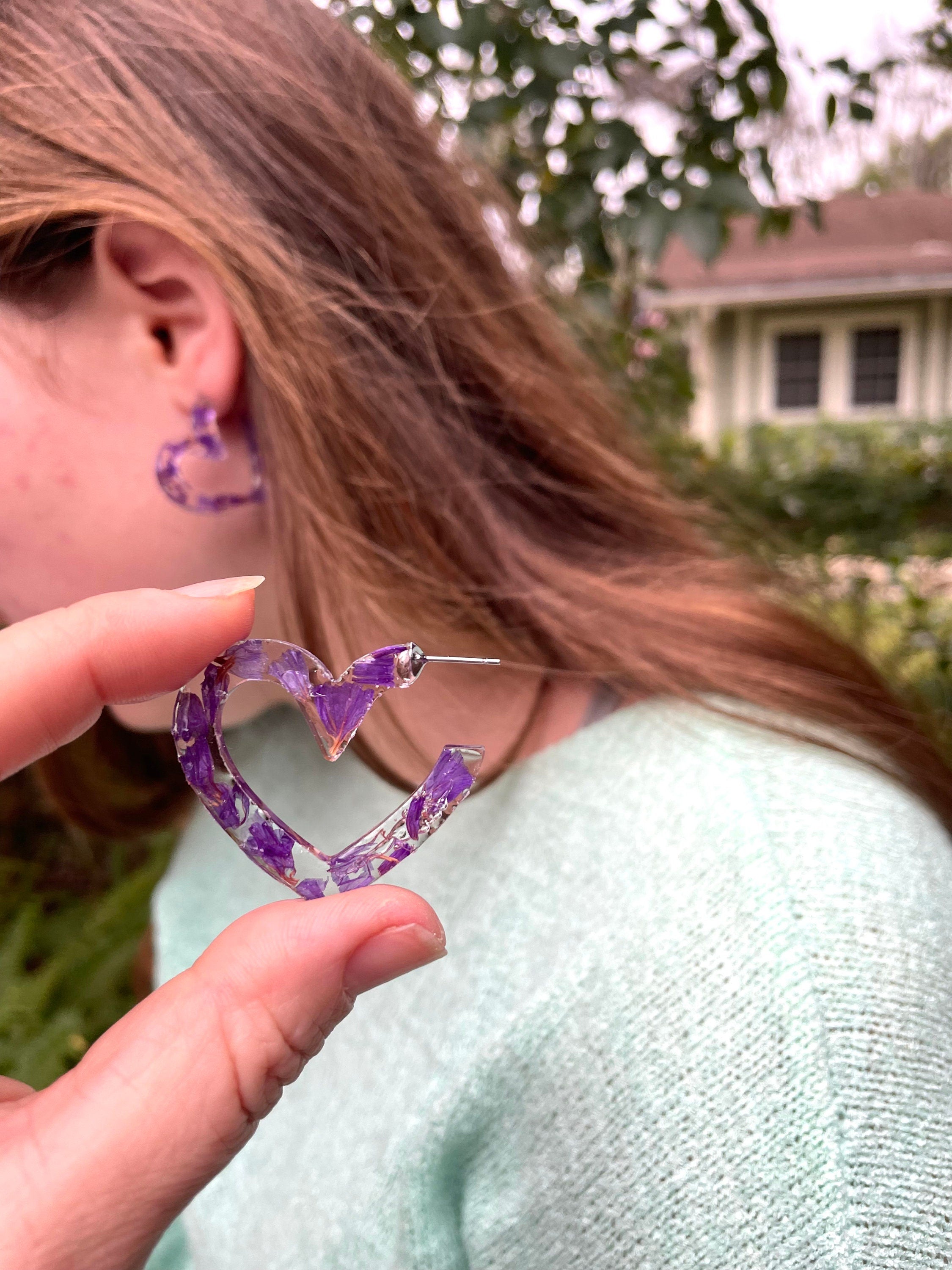 Purple pressed flower heart shape huggie hoop earrings mothers day gift for her birth flower resin heart hoop earrings for bridesmaid gift