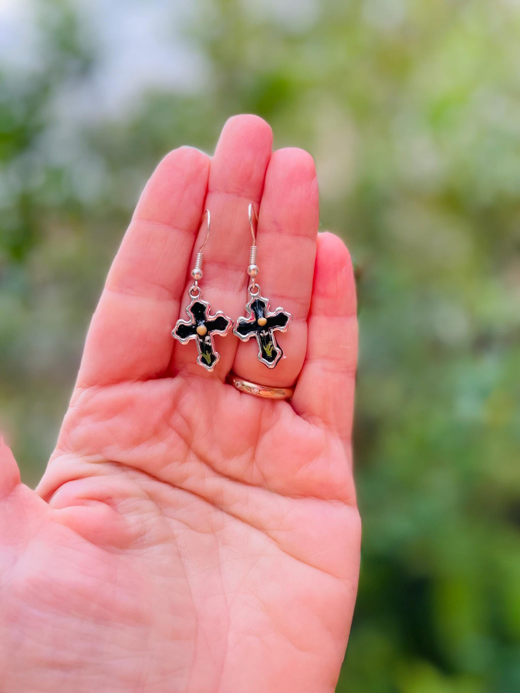 Black Pressed Flower Cross Bracelet: Silver Christian Charm