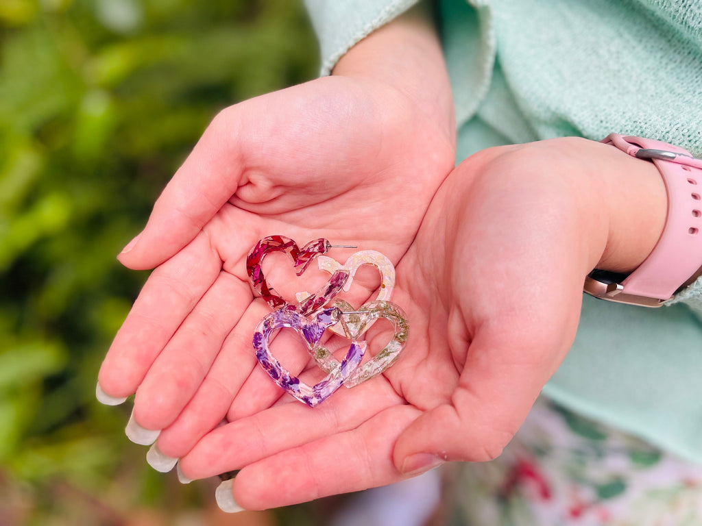 Purple pressed flower heart shape huggie hoop earrings mothers day gift for her birth flower resin heart hoop earrings for bridesmaid gift