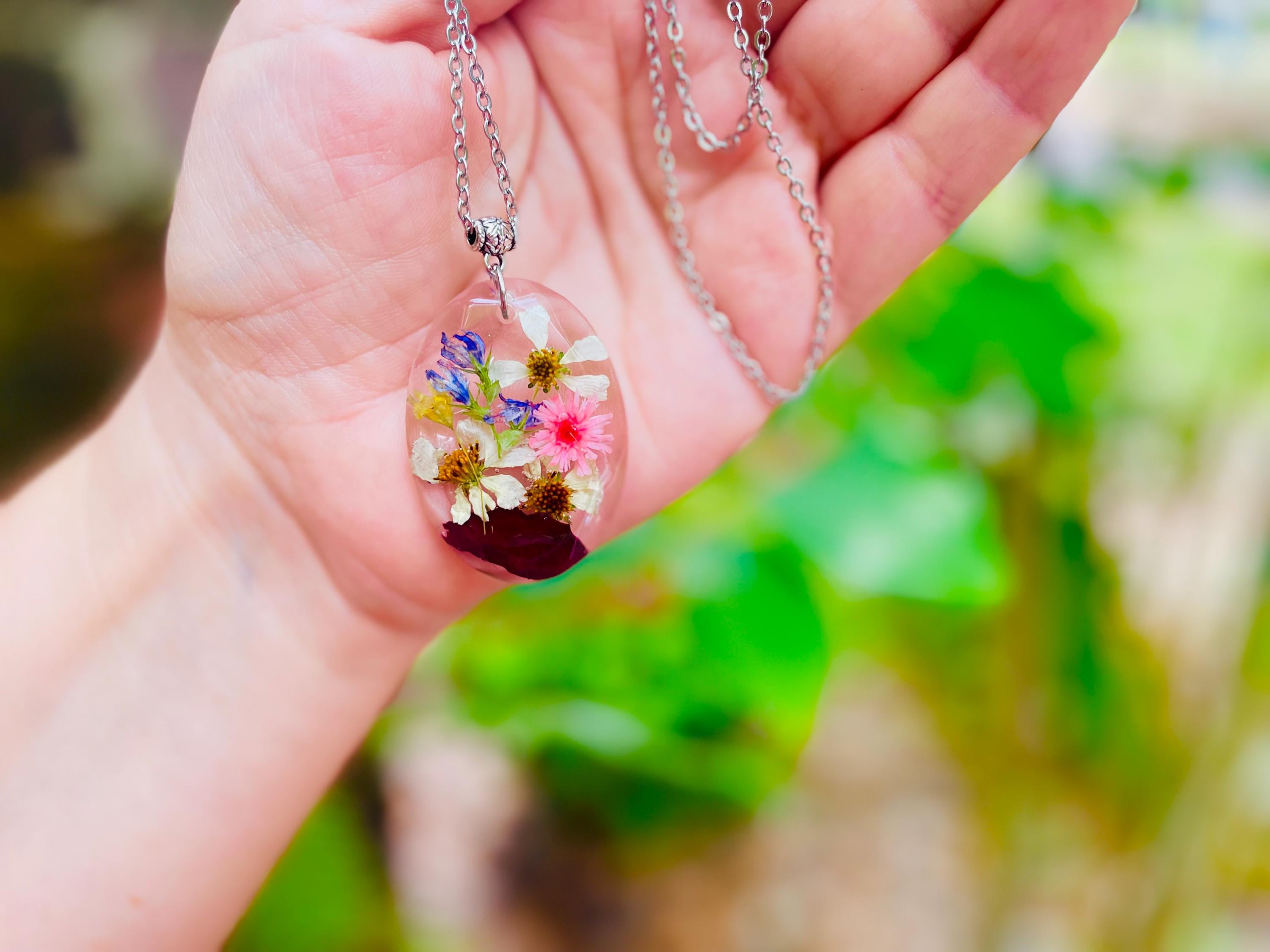 Personalized Birth Flower Necklace for Mom or Grandma: Handcrafted Resin Jewelry with Kids Birthflower