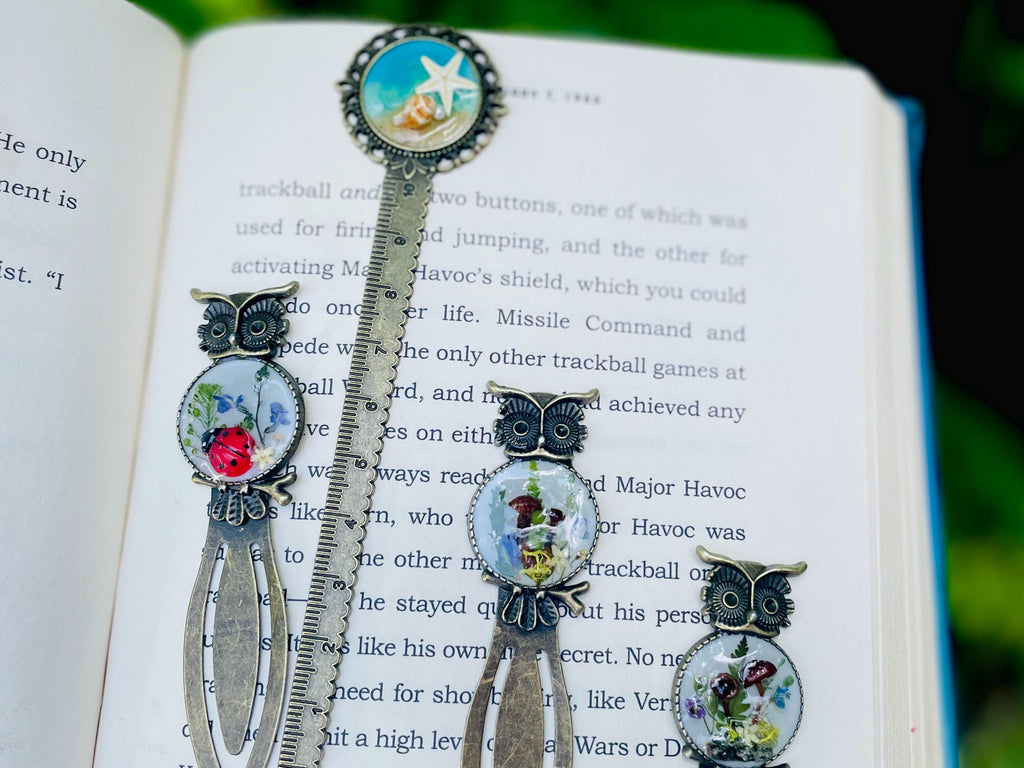 Pressed Flower Bookmark for Women Blue Hydrangea and Daisy Metal Ruler Bookmark Birth Flower bookmark Birthday Gift for Mom Cute Bookmark