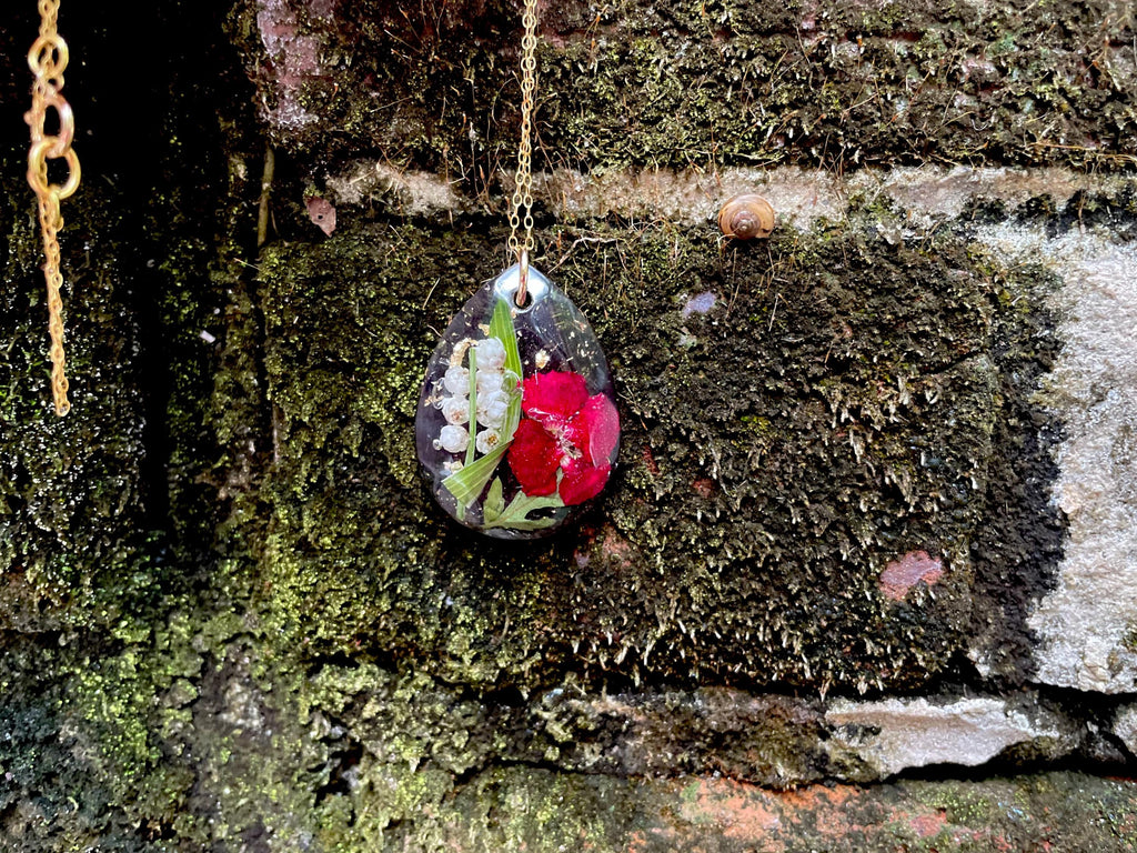 Personalized Birth Flower Necklace for Mom or Grandma: Handcrafted Resin Jewelry with Kids Birthflower