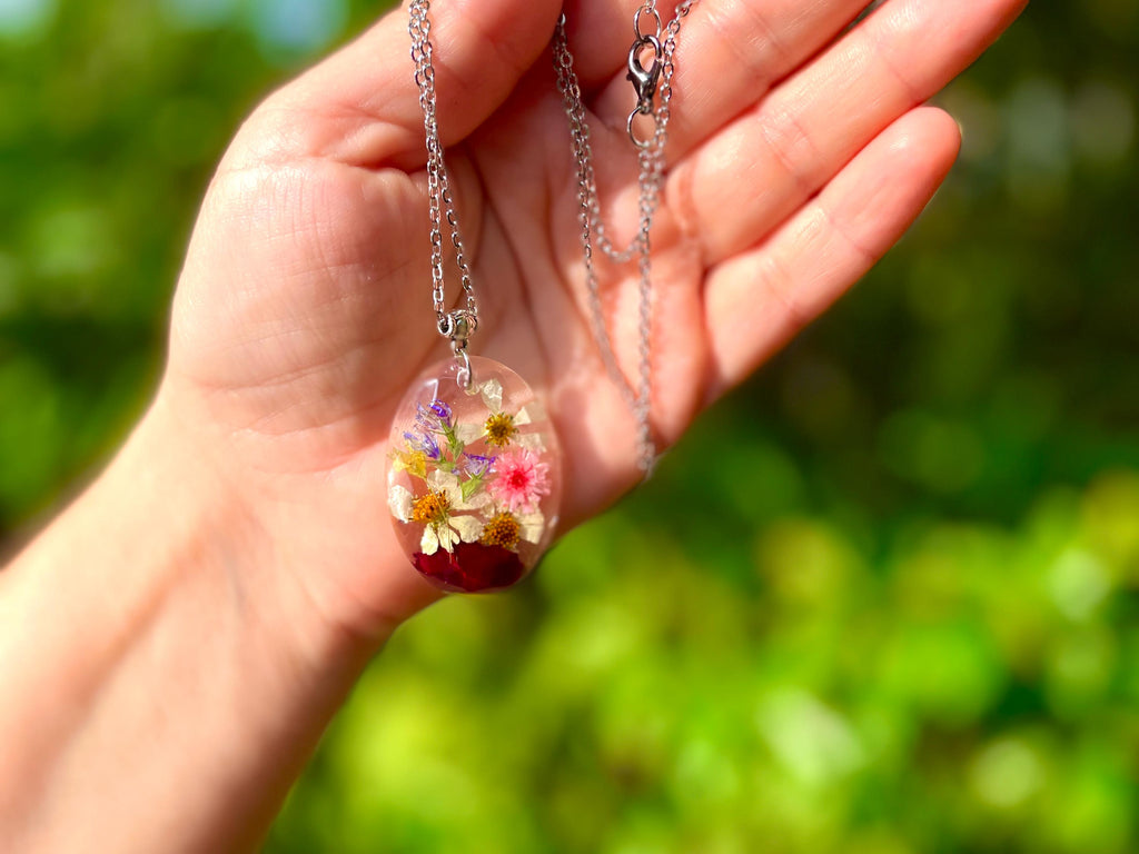 Personalized Birth Flower Necklace for Mom or Grandma: Handcrafted Resin Jewelry with Kids Birthflower