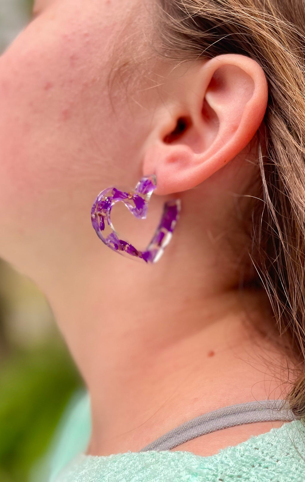 Purple pressed flower heart shape huggie hoop earrings mothers day gift for her birth flower resin heart hoop earrings for bridesmaid gift