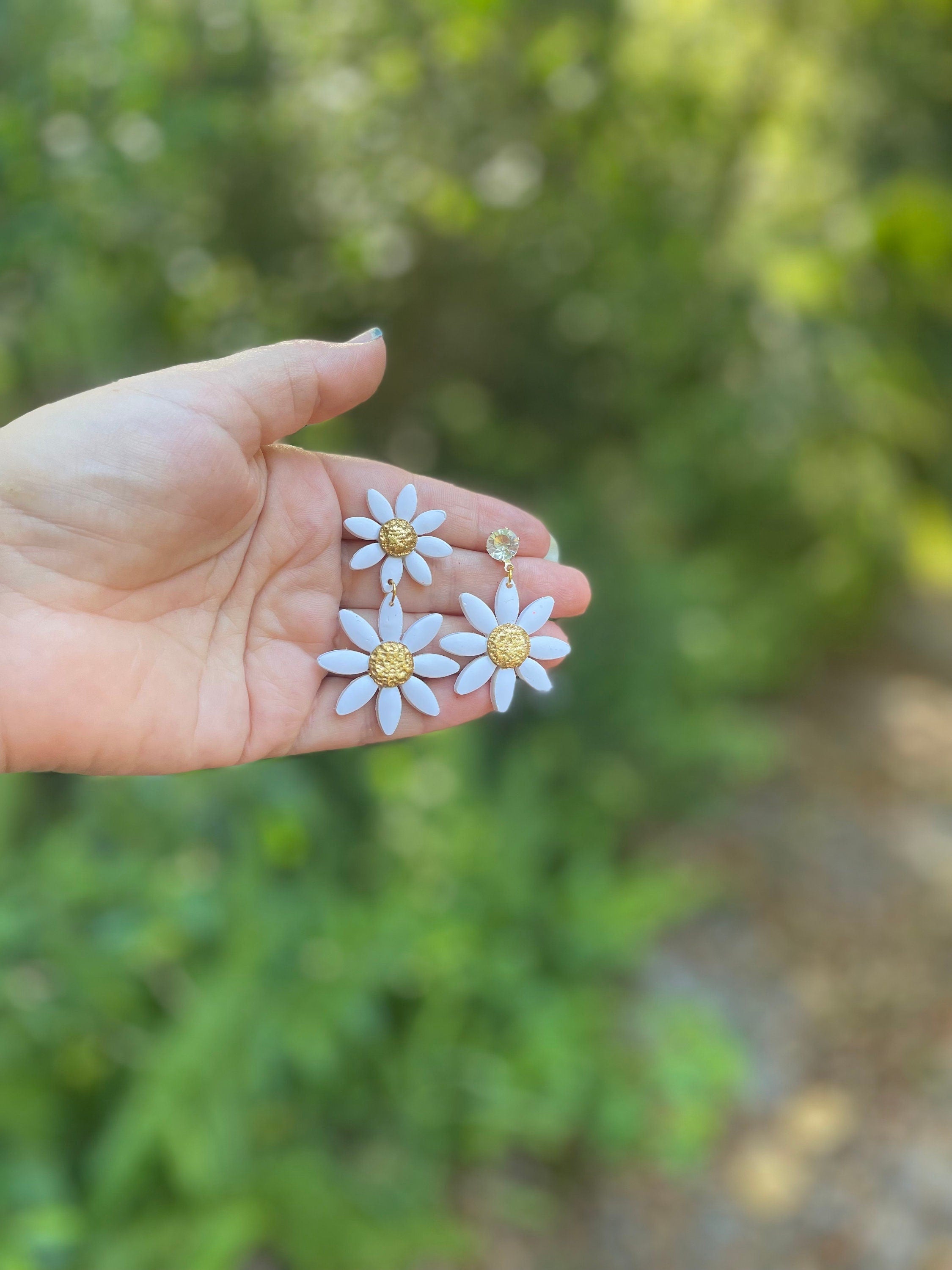 Polymer clay daisy earrings, bridesmaid jewelry, white flower earrings for bride, double daisy earrings
